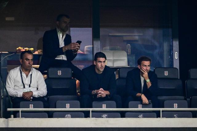 Beşiktaş'ın Yeni Yıldızı Vlahović'in Tribünlerdeki Coşkulu Selamlaması