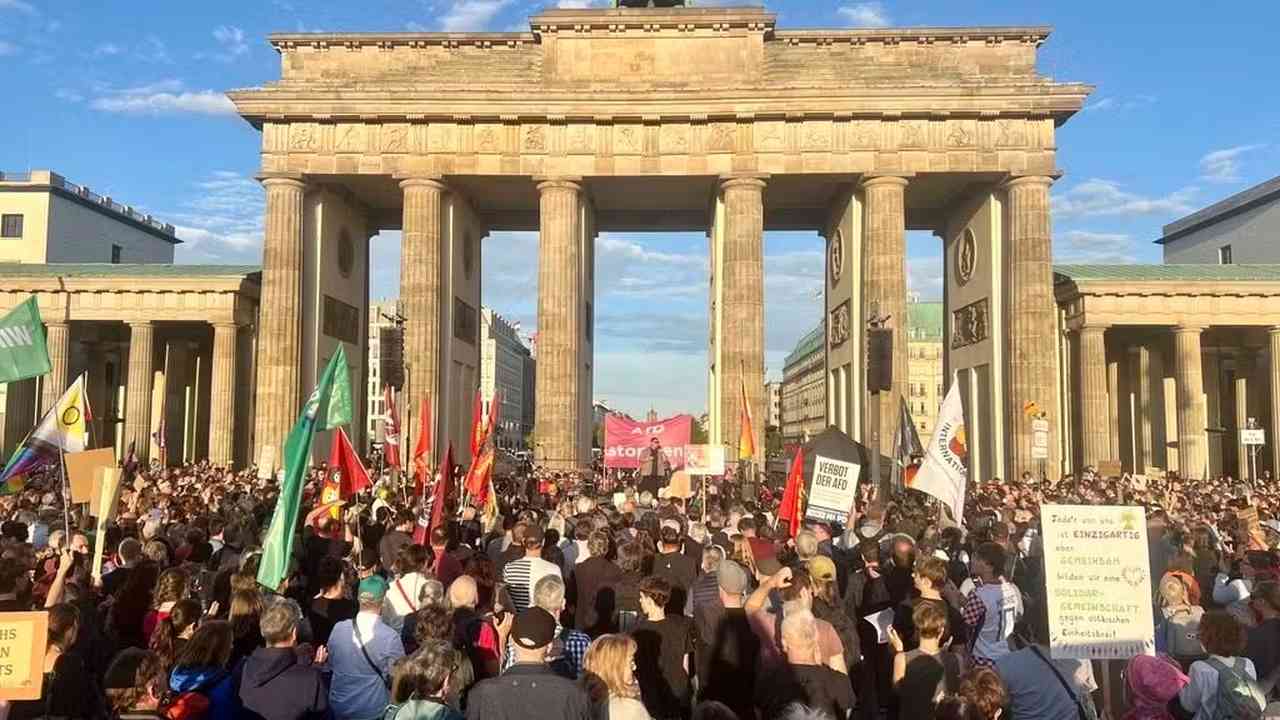 Berlin’de AfD karşıtı geniş katılımlı gösteri: Brandenburg Kapısı önünde binlerce kişi bir araya geldi