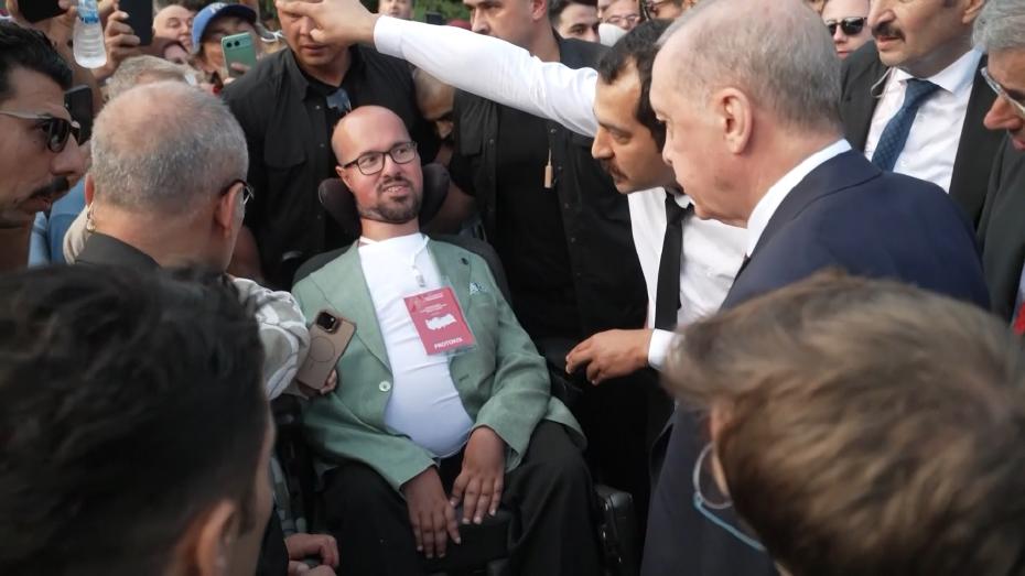 Cumhurbaşkanı Erdoğan'ın Engelli Gence Sunduğu Unutulmaz Anlar