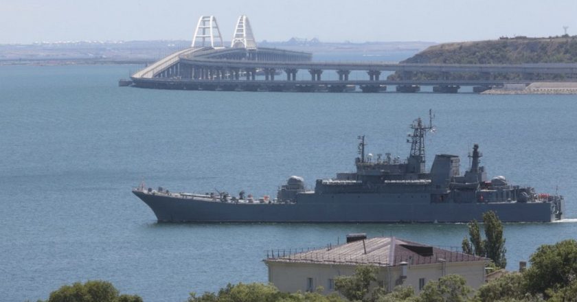 Ukrayna, işgal altındaki Kırım’da bir feribot geçiş noktasını ve bir Rus gemisini vurdu