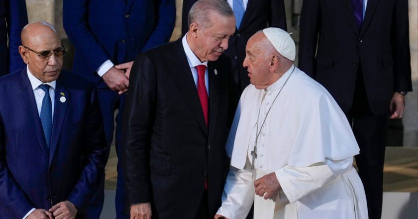 Erdoğan, Papa’yı dini değerlerle alay edilmeye karşı “birlikte hareket etmeye” davet etti