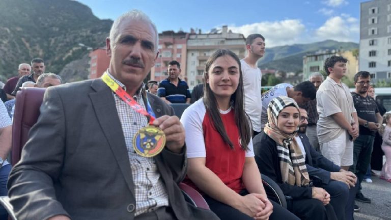 Dünya bilek güreşi şampiyonu Rabia Kayahan, Gümüşhane’de coşkuyla karşılandı