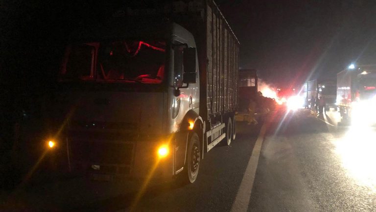 Hareket halindeki kamyon alev aldı: 150 tavuk öldü