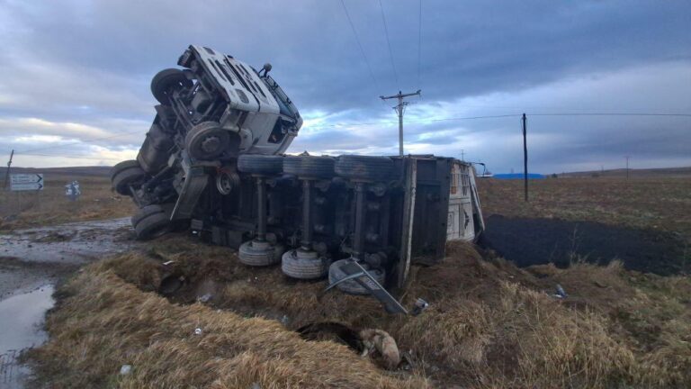 Çorum-Yozgat karayolunda 2 kamyon devrildi: 2 yaralı