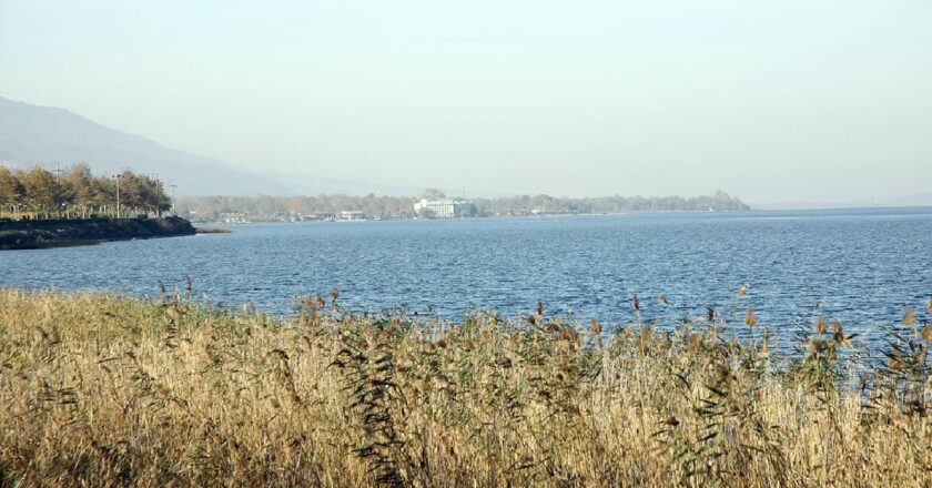 Sapanca Gölü’nde mahsur kalan 17 kişi jandarma ekiplerince kurtarıldı