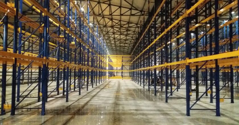Depolama alanlarını optimize eden ağır yük raf üreticisi