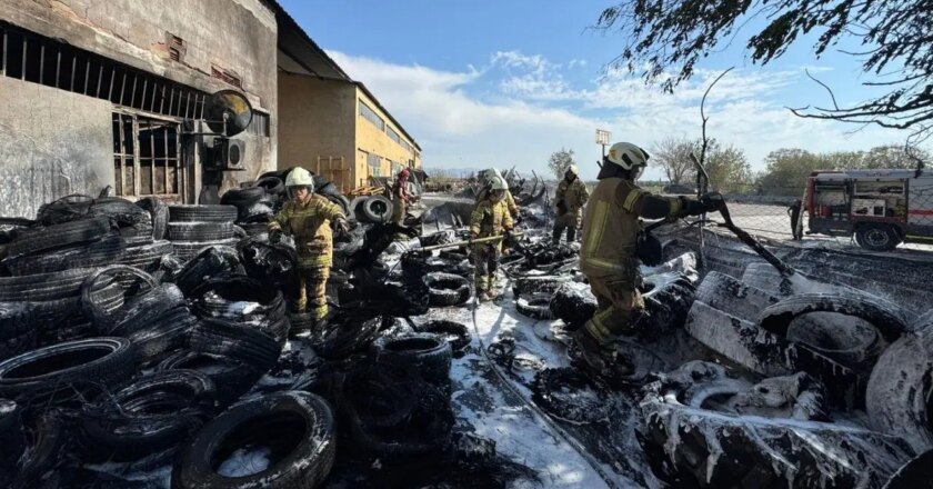 İzmir İtfaiyesi lastik deposu çevresindeki yangını söndürdü – Son Dakika Cumhuriyet’in Egesi Haberleri