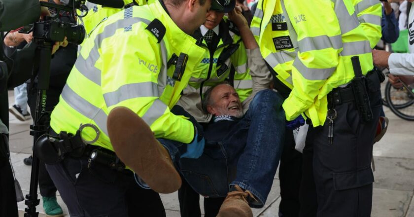 Londra’da yasaklı “Palestine Action” grubuna destek eyleminde 890 kişi gözaltına alındı