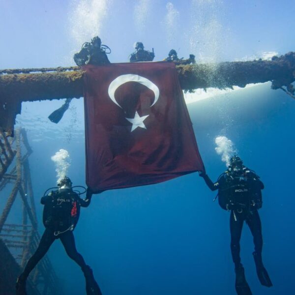 İzmir’de deniz polisleri su altında Türk bayrağı açtı