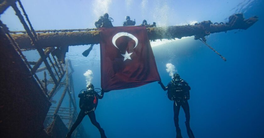 İzmir’de deniz polisleri su altında Türk bayrağı açtı