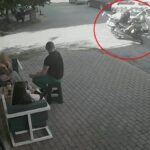 Kasksız yolcu kafasını kaldırıma çarpmaktan kıl payı kurtuldu