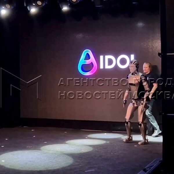 Video. Rusya’nın ilk insansı robotu AIDOL tanıtım sırasında yere düştü