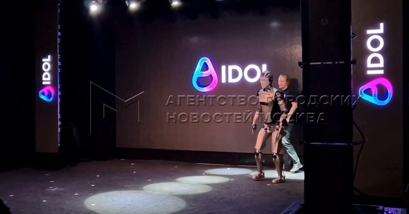 Video. Rusya’nın ilk insansı robotu AIDOL tanıtım sırasında yere düştü