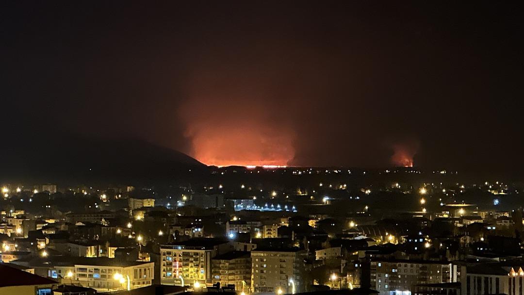 Yeri Hakkari... Yangın tüm ilçe tarafından görüldü: Nehil Sazlıkları yanıyor! Kuş cenneti olarak biliniyordu 8