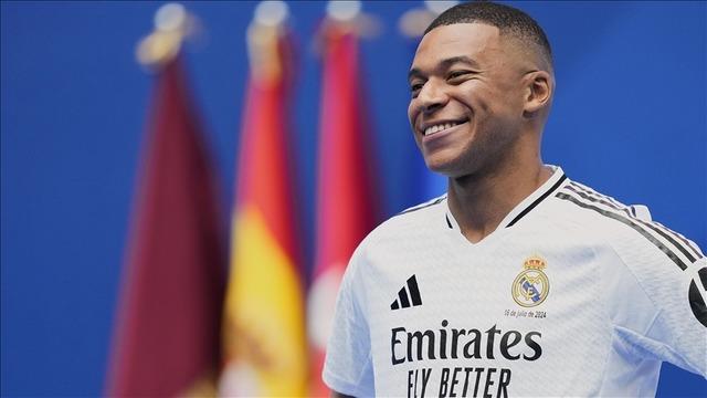 Kylian Mbappe, antrenman tesislerine yine gülerek geldi